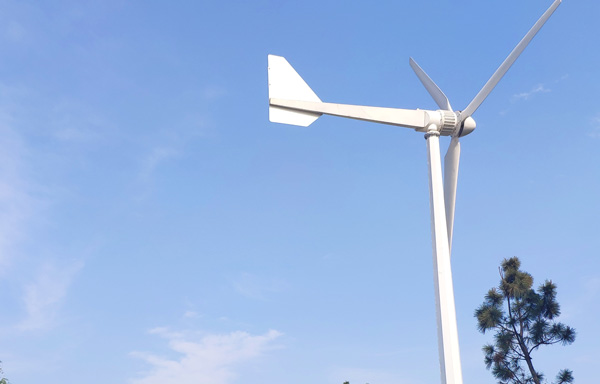 风力发电机与地面的高度取决于哪些因素？